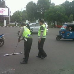 Pakai Tongkat Bermagnet, Polisi Sisir Ranjau Paku di Depan Istana