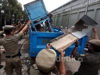 Puluhan PKL di Cipinang Ditertibkan