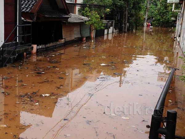 Tanggul Jebol, 4 Perumahan di Jati Asih Banjir