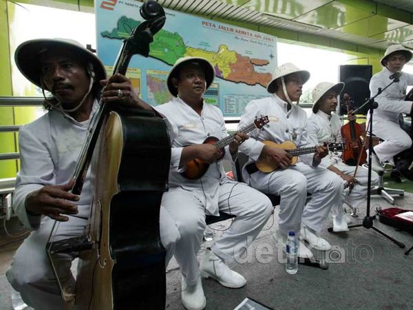 Musik Keroncong di Stasiun Gambir