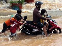 Puluhan Sepeda Motor Terjebak Banjir
