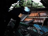 Puluhan Kios di Stasiun Pasar Minggu Diratakan