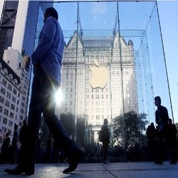 Penjualan iPhone Lesu, Saham Apple Anjlok 5,5%