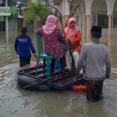 Banjir, Soal UN dan Pengawas Diangkut Rakit