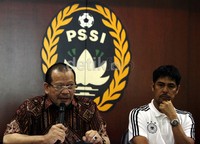     La Nyalla (kiri) mengatakan alasan pemilihan Jacksen sebagai pelatih tersebut lantaran dinilai memiliki pengalaman, meski Jacksen belum pernah menangani timnas.