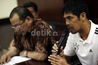 Mantan pelatih timnas Nil Maizar (kanan) turut hadir dalam keterangan pers tersebut.