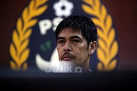     Nil Maizar mendengarkan penjelasan La Nyalla terkait penunjukan Jacksen F Thiago menjadi pelatih timnas Indonesia. Setelah tidak menangani timnas, pelatih berusia 43 tahun itu disebut-sebut akan melatih Persebaya Divisi Utama ISL dan sejumlah klub-klub lainnya. Namun Nil hingga kini belum mau memutuskan soal masa depannya.