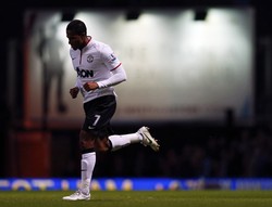Antonio Valencia kemudian menyamakan kedudukan di menit ke-31. REUTERS/Eddie Keogh.