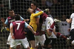 Terjadi tabrakan antara David de Gea dan Andy Carroll yang membuat De Gea sempat tergeletak di lapangan. REUTERS/Eddie Keogh.