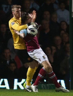 Carroll Kalem Tanggapi Insidennya dengan De Gea