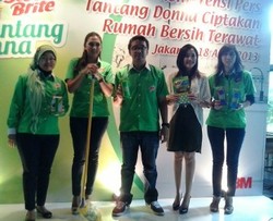 Donna Agnesia Quality Time dengan Keluarga Lewat Bersih-bersih Rumah