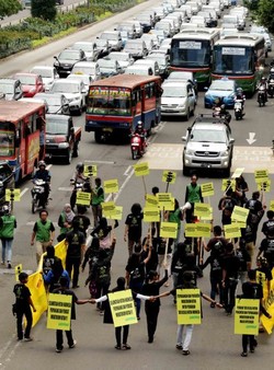 Aktivis Greenpeace Jalan Mundur di Thamrin