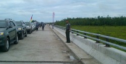 Wapres Boediono Tinjau Proyek Jembatan Tumbang Nusa