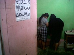 Gara-gara Lantai Kamar Keluarkan Hawa Panas, Rumah Maman Mendadak Ramai