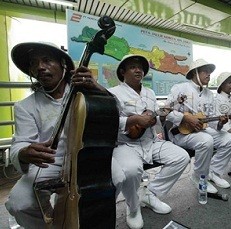Alunan Merdu Keroncong di Stasiun Gambir