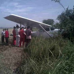 Pesawat Cessna Milik PT Nusa Flying Keluar Landasan di Curug