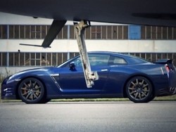 Nissan GT-R Vs Pesawat Jet, Mana yang Lebih Cepat?