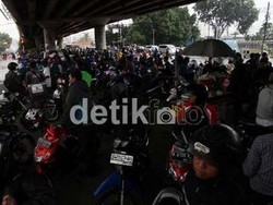Pemotor yang Berteduh di Bawah Jembatan Biang Kemacetan Kala Hujan 