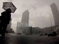 Ini Tips Berkendara di Tengah Hujan 