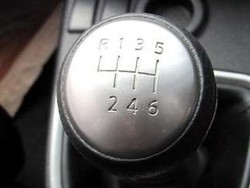 Punya Mobil Manual, Hindari Hal Berikut Ini!