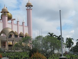 Ratusan Makam Kuno Bertebaran di Halaman Masjid Kuching