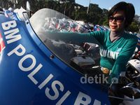 Aksi Polwan Cantik di Atas Moge