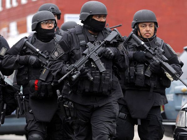 SWAT Buru Tersangka Bom Boston