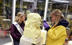 Wanita Ini Memahat Patung Wajah di Atas Mentega