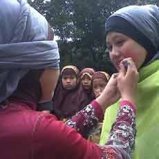 Siswi SD Tamiriyah Merias Wajah Ibu Guru di Hari Kartini