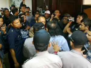 Kericuhan di Gedung DPRD Surabaya