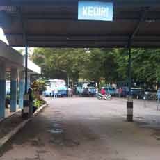 Penumpang Bus di Terminal Landungsari Keleleran Imbas Pembatasan Solar