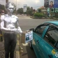 Dinsos Kota Bandung Larang Manusia Silver Berkeliaran di Jalan