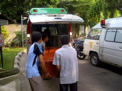 Istri Histeris dan Pingsan Melihat Peti Mati Kopda Wawan Dimasukkan Mobil
