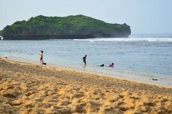 Pantai Sadranan di Gunungkidul, Tempat Kemping yang Asyik