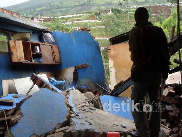Rumah Rusak & Warga Dieng Mengungsi Pasca Gempa