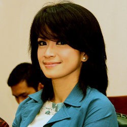 Pulang dari Umroh, Yulia Rachman Ingin Berjilbab