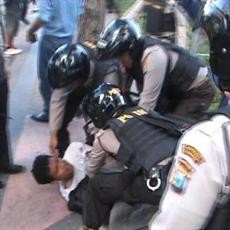 Demo Tolak APEC Dibubarkan Polisi, 3 Pendemo Diamankan