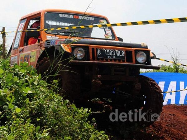 Wanita-wanita Tangguh Taklukan Medan Off-Road