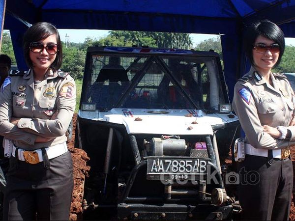 2 Polwan Cicipi Medan Off Road