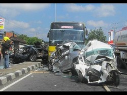 Rem Blong, Bus Tabrak 3 Mobil Hingga Ringsek di Boyolali