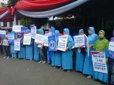 Sambut Rombongan PD di KPU, 50-an Ibu-ibu Pengajian Teriak SBY Yes!