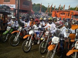 Bikers KTM Adu Nyali di Tanah Borneo