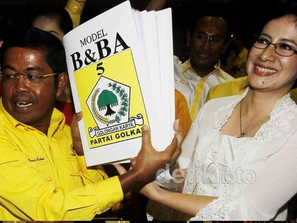 Partai Golkar Serahkan Daftar Caleg