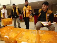 Wiranto Serahkan Bacaleg Hanura
