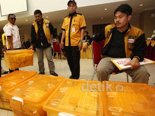 Wiranto Serahkan Bacaleg Hanura