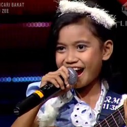 Gifty Ajak Penonton Bergoyang Lewat Petikan Gitar