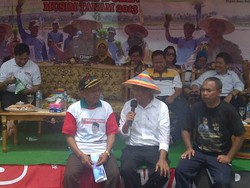 Kunjungi Petani Gorontalo, Dahlan Lepas Sepatu Boots Nyebur ke Sawah