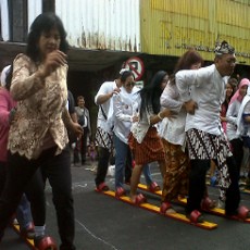 Warga Surabaya Kartinian di Jalan Tunjungan