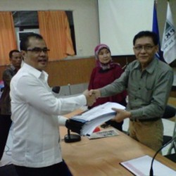 Kenakan Kemeja Putih, Aceng Fikri Daftar Jadi Calon DPD