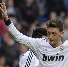 Sepasang Gol Tandai Laga ke-150 Oezil dengan Madrid